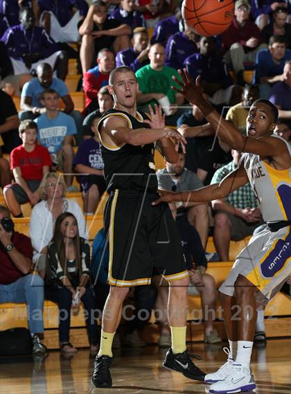 Thumbnail 2 in Montverde Academy vs. Bishop Verot (City of Palms Classic) photogallery.