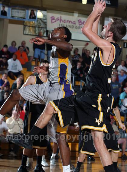 Thumbnail 2 in Montverde Academy vs. Bishop Verot (City of Palms Classic) photogallery.