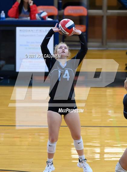 Thumbnail 3 in Harlan vs Lee (NEISD Volleyball Tournament) photogallery.