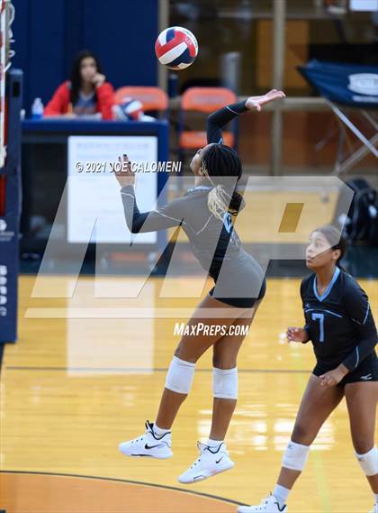 Thumbnail 3 in Harlan vs Lee (NEISD Volleyball Tournament) photogallery.