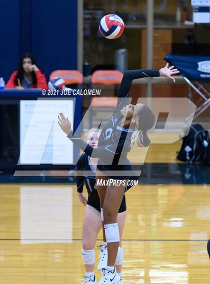 Thumbnail 1 in Harlan vs Lee (NEISD Volleyball Tournament) photogallery.