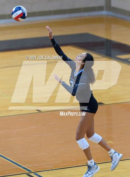 Thumbnail 3 in Harlan vs Lee (NEISD Volleyball Tournament) photogallery.