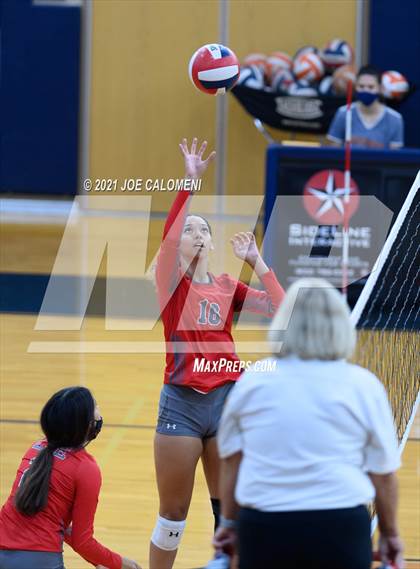 Thumbnail 3 in Harlan vs Lee (NEISD Volleyball Tournament) photogallery.