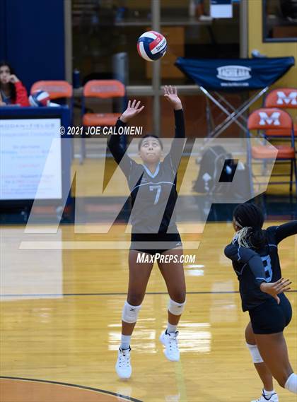 Thumbnail 3 in Harlan vs Lee (NEISD Volleyball Tournament) photogallery.
