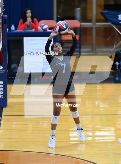 Thumbnail 3 in Harlan vs Lee (NEISD Volleyball Tournament) photogallery.