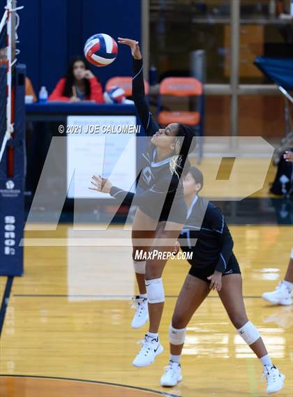 Thumbnail 3 in Harlan vs Lee (NEISD Volleyball Tournament) photogallery.