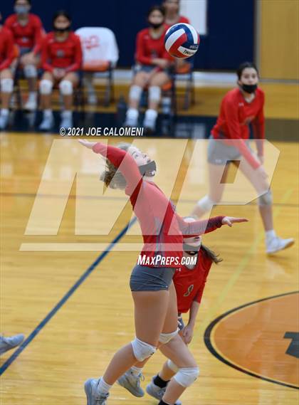 Thumbnail 3 in Harlan vs Lee (NEISD Volleyball Tournament) photogallery.