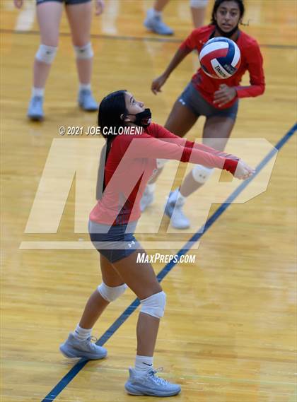 Thumbnail 3 in Harlan vs Lee (NEISD Volleyball Tournament) photogallery.