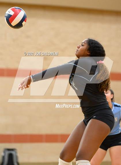 Thumbnail 3 in Harlan vs Lee (NEISD Volleyball Tournament) photogallery.
