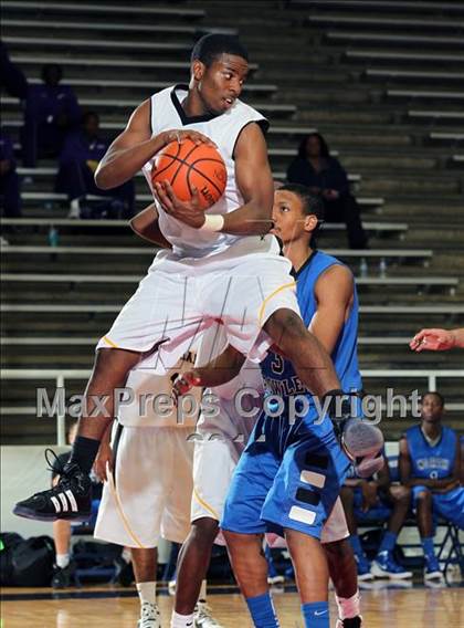 Thumbnail 3 in Fort Bend Marshall vs. North Crowley (McDonald's Texas Invitational) photogallery.