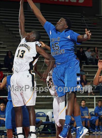 Thumbnail 2 in Fort Bend Marshall vs. North Crowley (McDonald's Texas Invitational) photogallery.