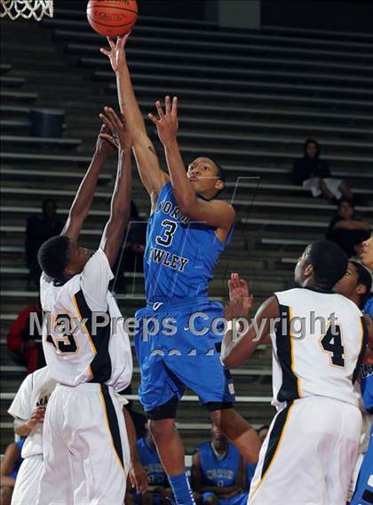 Thumbnail 2 in Fort Bend Marshall vs. North Crowley (McDonald's Texas Invitational) photogallery.