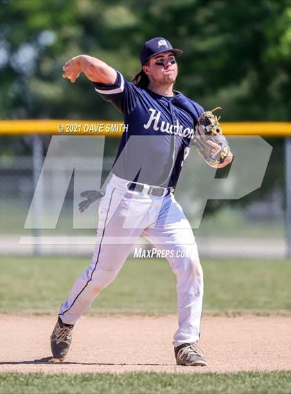 Thumbnail 2 in Iowa Falls-Alden vs Hudson (Hudson Invitational) photogallery.