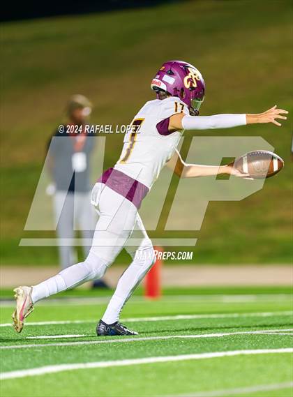 Thumbnail 2 in Deer Park vs. North Shore (UIL 6A D1 Football Bi-District) photogallery.
