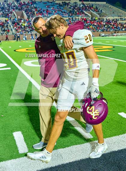 Thumbnail 1 in Deer Park vs. North Shore (UIL 6A D1 Football Bi-District) photogallery.