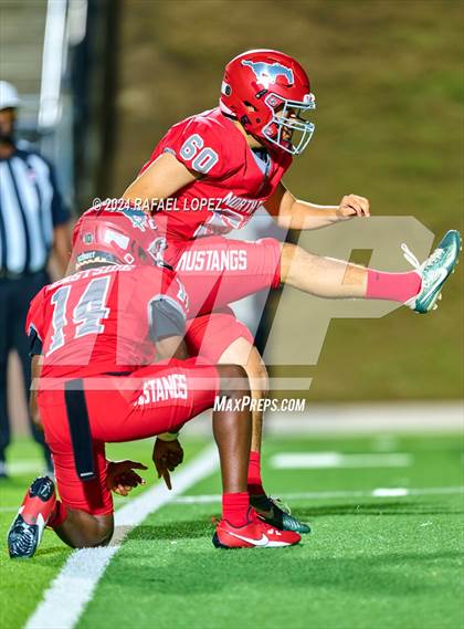 Thumbnail 2 in Deer Park vs. North Shore (UIL 6A D1 Football Bi-District) photogallery.