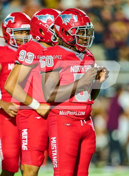 Thumbnail 2 in Deer Park vs. North Shore (UIL 6A D1 Football Bi-District) photogallery.