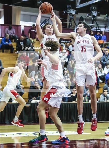 Thumbnail 2 in Mater Dei vs. Bishop O'Connell (Spalding Hoophall Classic) photogallery.