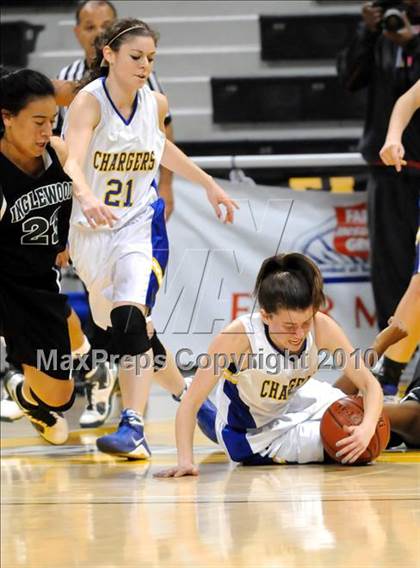 Thumbnail 1 in Agoura vs. Inglewood (CIF SS D3AA Final) photogallery.