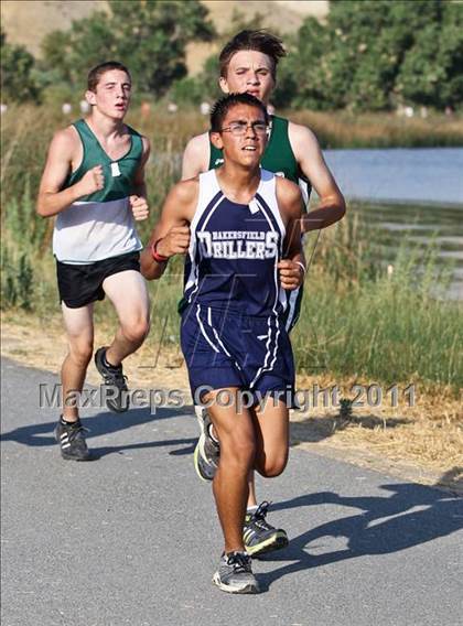 Thumbnail 2 in East Bakersfield Invitational photogallery.