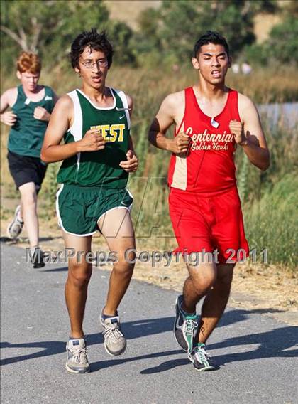 Thumbnail 2 in East Bakersfield Invitational photogallery.