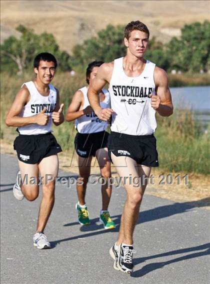 Thumbnail 1 in East Bakersfield Invitational photogallery.