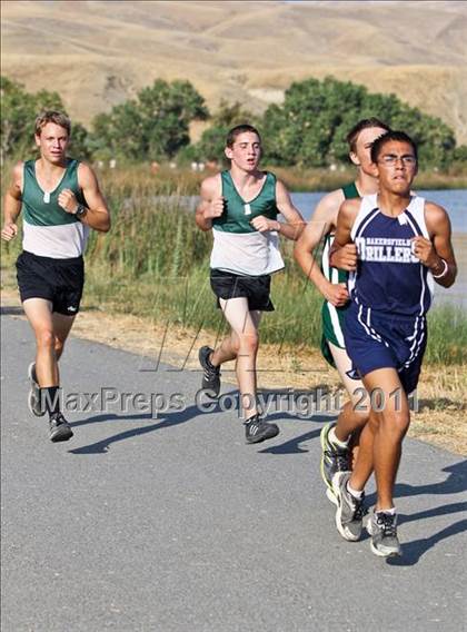 Thumbnail 3 in East Bakersfield Invitational photogallery.