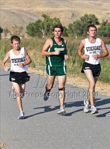 Thumbnail 2 in East Bakersfield Invitational photogallery.