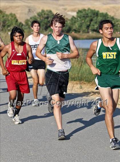 Thumbnail 2 in East Bakersfield Invitational photogallery.