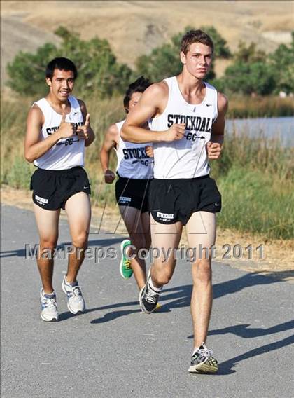 Thumbnail 3 in East Bakersfield Invitational photogallery.