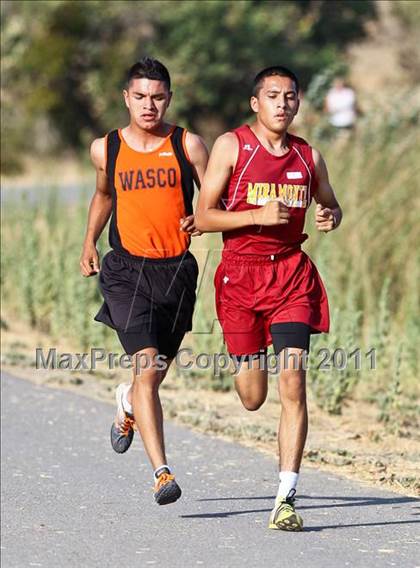 Thumbnail 3 in East Bakersfield Invitational photogallery.