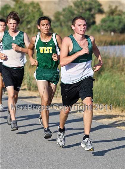 Thumbnail 3 in East Bakersfield Invitational photogallery.