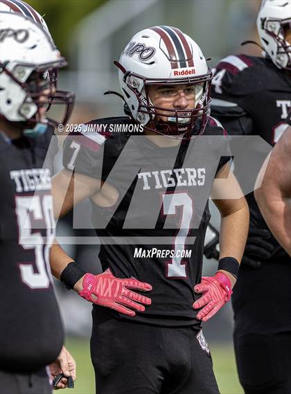 Thumbnail 3 in Dupo vs. Salt Fork (IHSA 1A First Round) photogallery.