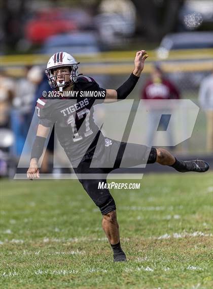 Thumbnail 3 in Dupo vs. Salt Fork (IHSA 1A First Round) photogallery.