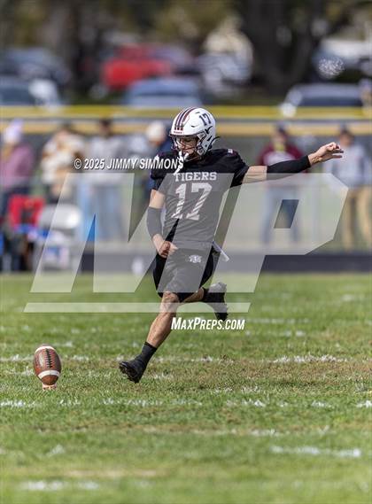 Thumbnail 1 in Dupo vs. Salt Fork (IHSA 1A First Round) photogallery.