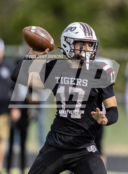 Thumbnail 1 in Dupo vs. Salt Fork (IHSA 1A First Round) photogallery.