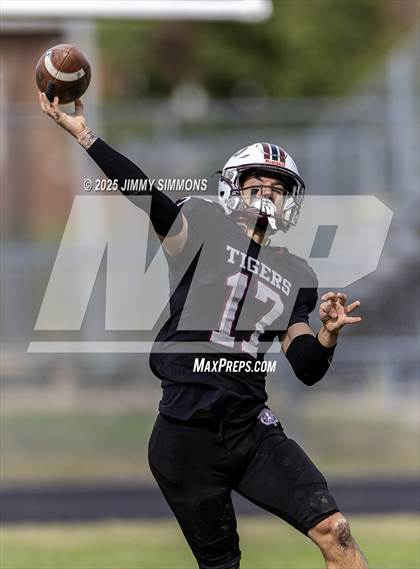 Thumbnail 1 in Dupo vs. Salt Fork (IHSA 1A First Round) photogallery.