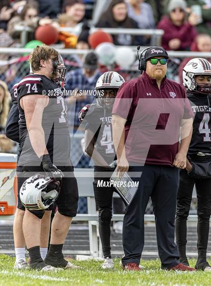 Thumbnail 3 in Dupo vs. Salt Fork (IHSA 1A First Round) photogallery.