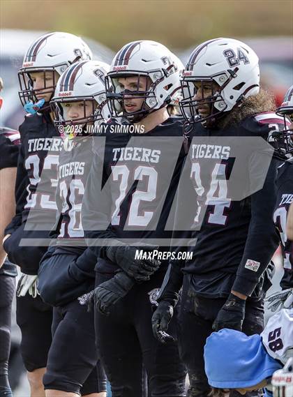 Thumbnail 1 in Dupo vs. Salt Fork (IHSA 1A First Round) photogallery.