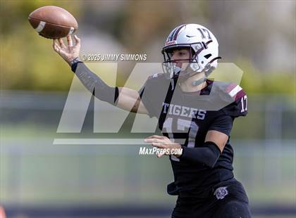 Thumbnail 3 in Dupo vs. Salt Fork (IHSA 1A First Round) photogallery.