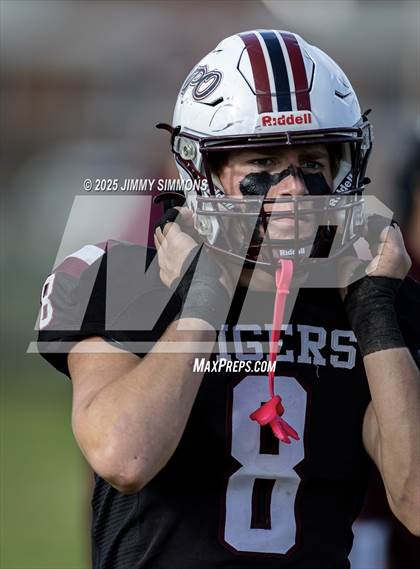 Thumbnail 2 in Dupo vs. Salt Fork (IHSA 1A First Round) photogallery.