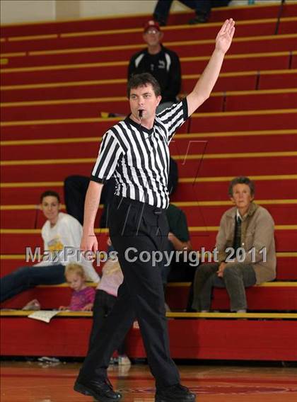 Thumbnail 1 in Oakland Tech vs. Eisenhower (Father Barry Christmas Classic) photogallery.