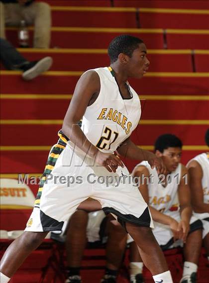 Thumbnail 3 in Oakland Tech vs. Eisenhower (Father Barry Christmas Classic) photogallery.
