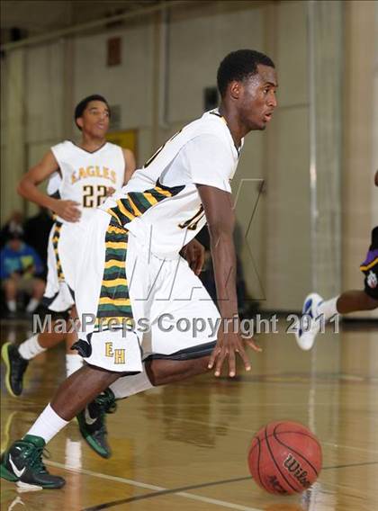 Thumbnail 2 in Oakland Tech vs. Eisenhower (Father Barry Christmas Classic) photogallery.