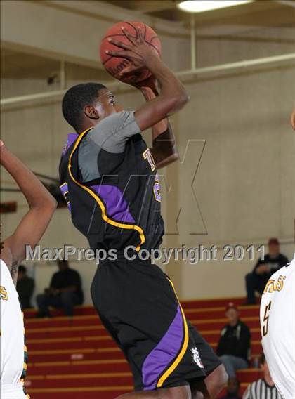 Thumbnail 1 in Oakland Tech vs. Eisenhower (Father Barry Christmas Classic) photogallery.