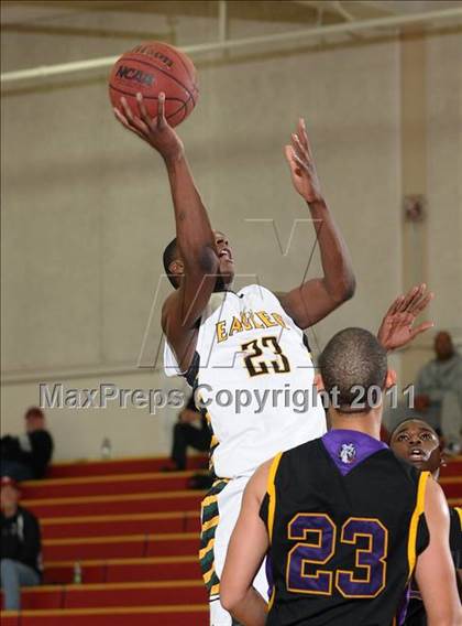 Thumbnail 3 in Oakland Tech vs. Eisenhower (Father Barry Christmas Classic) photogallery.