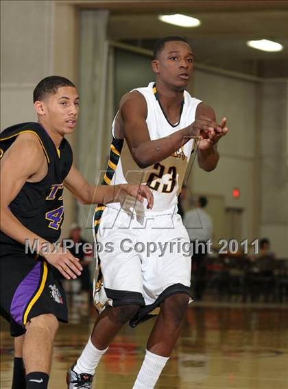 Thumbnail 3 in Oakland Tech vs. Eisenhower (Father Barry Christmas Classic) photogallery.
