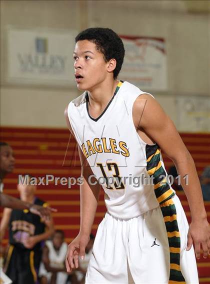 Thumbnail 2 in Oakland Tech vs. Eisenhower (Father Barry Christmas Classic) photogallery.