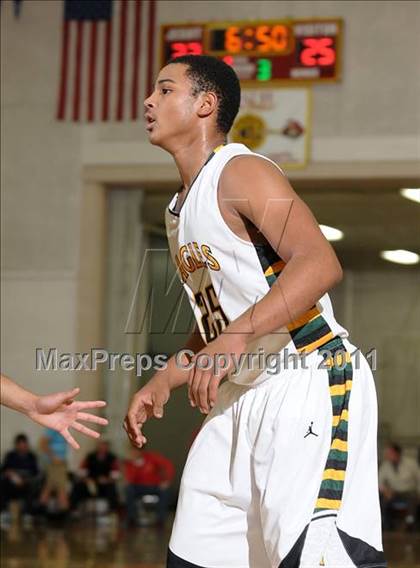 Thumbnail 3 in Oakland Tech vs. Eisenhower (Father Barry Christmas Classic) photogallery.