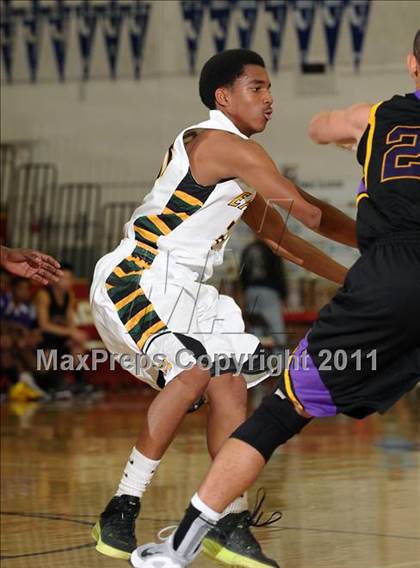 Thumbnail 1 in Oakland Tech vs. Eisenhower (Father Barry Christmas Classic) photogallery.